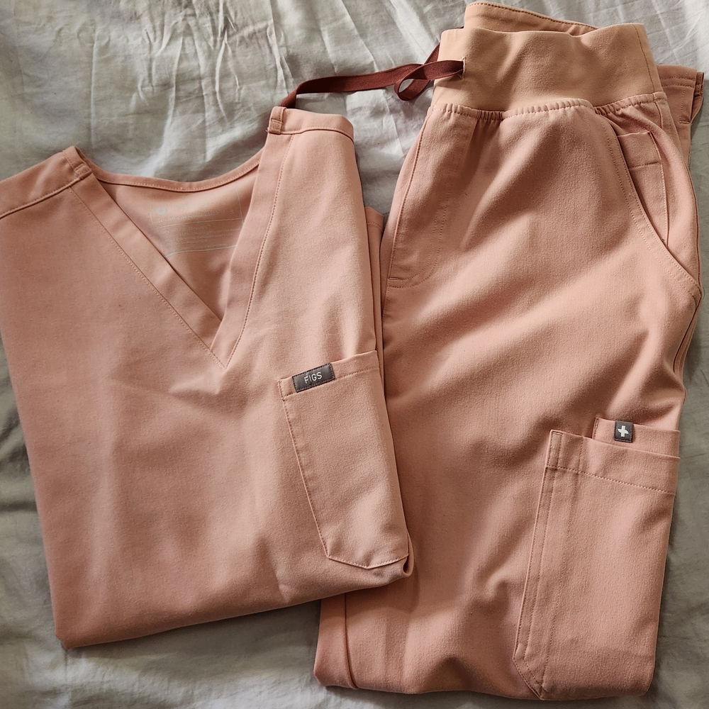 Figs Limited Edition Pink Sands Scrub op